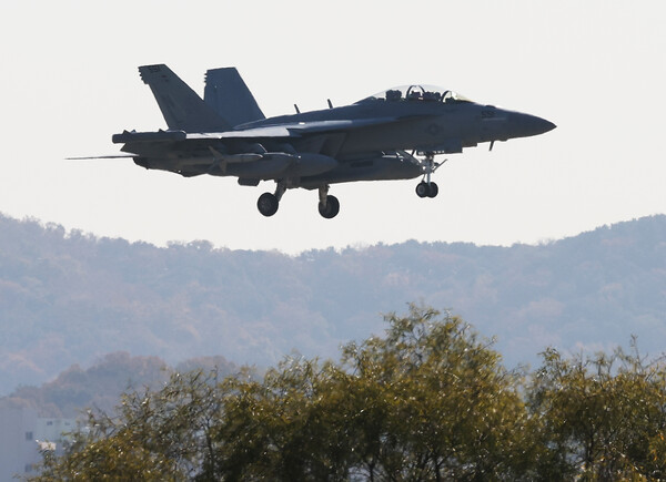 한미 공군의 연합공중훈련 '비질런트 스톰'이 진행되던 전자전기 EA-18 그라울러가 11월 4일 경기도 평택시 주한 미공군 오산기지에 착륙하고 있다. 2022.11.14 연합뉴스