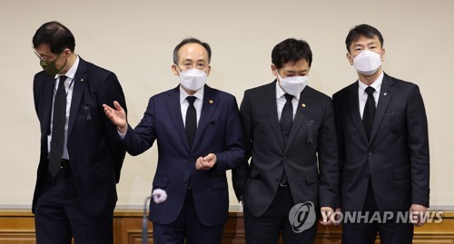 ◇ 추경호 경제부총리 겸 기획재정부 장관과 경제금융 수뇌부들이 3일 오전 서울 중구 은행회관에서 열린 비상거시경제 금융회의에 앞서 포즈를 취하고 있다. [연합뉴스]