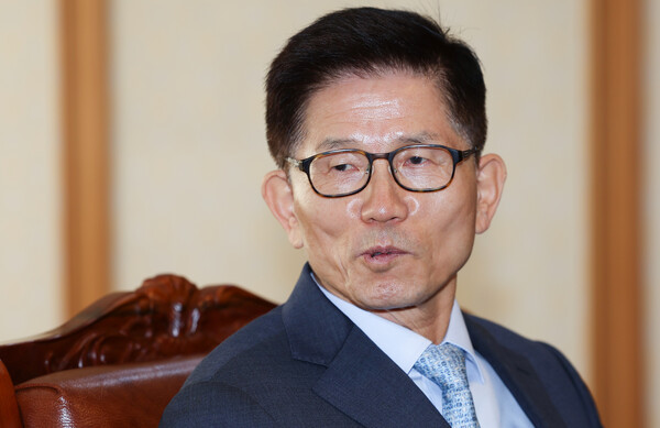 김문수 경제사회노동위원장이 13일 오전 서울 마포구 한국경영자총협회(경총)를 방문해 손경식 회장과 인사하고 있다. 2022.10.13 연합뉴스