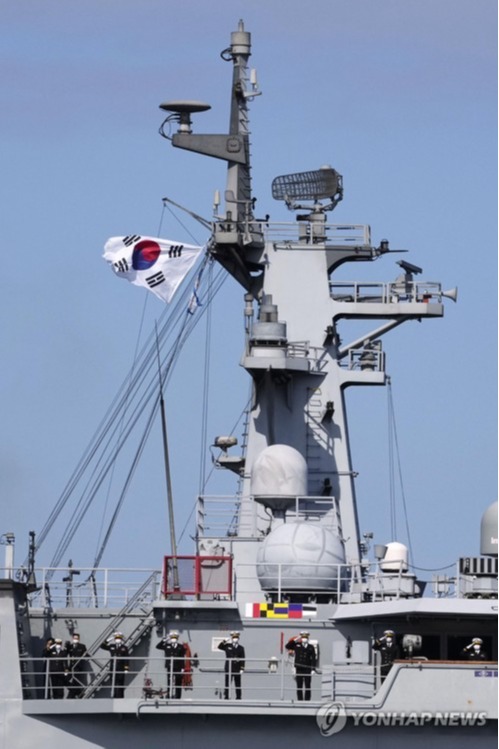 일본 해상자위대 주최로 6일 가나가와현 사가미만에서 열린 국제관함식에서 한국 해군 장병들이 거수경례하고 있다. 한국 해군은 이번 관함식에 최신예 군수지원함 '소양함'(1만1천t급)을 보냈다. 연합뉴스