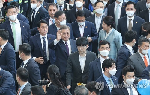 임기를 마친 문재인 전 대통령이 서울역 대합실에서 지지자들을 향해 인사하고 있다.( 2022.5.10 연합뉴스