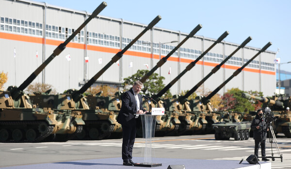 표트르 오스타체프스키 주한 폴란드 대사가 10월 29일 경남 창원시 한화디펜스에서 열린 K9 자주포의 폴란드 수출 출고식에 참석해 연설을 하고 있다.  2022.10.19  연합뉴스