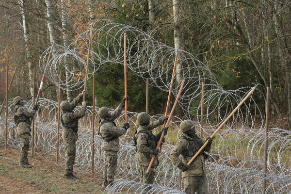폴란드군 병사들이 11월 2일 러시아의 역외영토 칼리닌그라드 접경지역에서 철조망을 강화하고 있다. 폴란드는 우크라이나 전쟁 이후 러시아의 위협에 대비해 군비를 대폭 확장하고 있다. 2022.11.2 연합뉴스