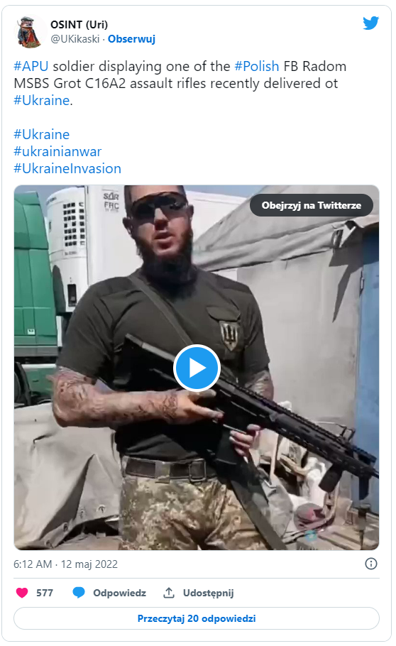 우크라이나군 병사가 들고 있는 폴란드제 MSBS Grot 소총. 폴란든는 우크라이나에 막대한 분량의 무기를 제공하고 있다.  트위터 캡처