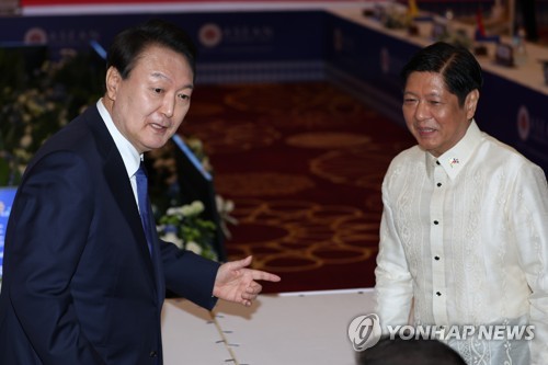 윤석열 대통령이 11일 오후 캄보디아 프놈펜의 한 호텔에서 열린 한·아세안 정상회의에서 페르디난드 마르코스 주니어 필리핀 대통령과 대화하고 있다. 2022.11.11 연합뉴스