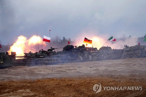 11월 15일 라트비아 아다지에서 열린 나토의 군사훈련 2022 아이언 스피어 실전훈련에 참가한 폴란드와 독일, 이탈리아 전차들. 아다지/로이터 연합 