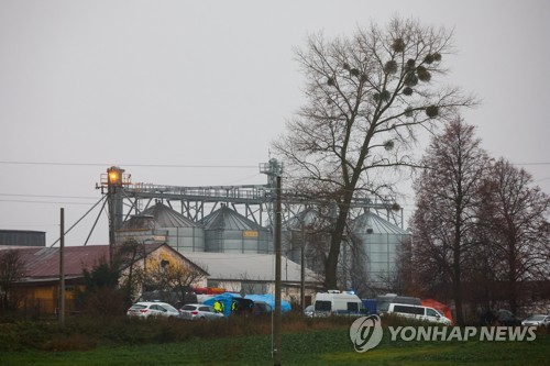 11월 22일 우크라이나와의 폴란드 접경지역 마을 프제보두프에 러시아군의 쏜 미사일이 폭발한 뒤 경찰들이 출동해 조사를 벌이고 있다. 프제보두프/로이터 연합 