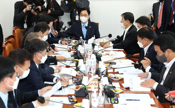 우원식 국회 예결위원회 위원장이 17일 오전 예산안조정소위원회 개회를 선언하고 있다. 2022.11.16 연합뉴스