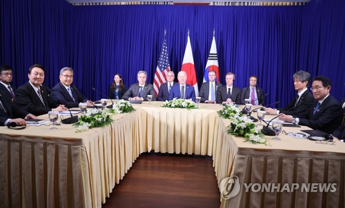 윤석열 대통령이 13일(현지시간) 캄보디아 프놈펜 한 호텔에서 열린한미일정상회담에서 조 바이든 미국 대통령, 기시다 후미오 일본 총리와 대화하고 있다. 프놈펜/연합뉴스