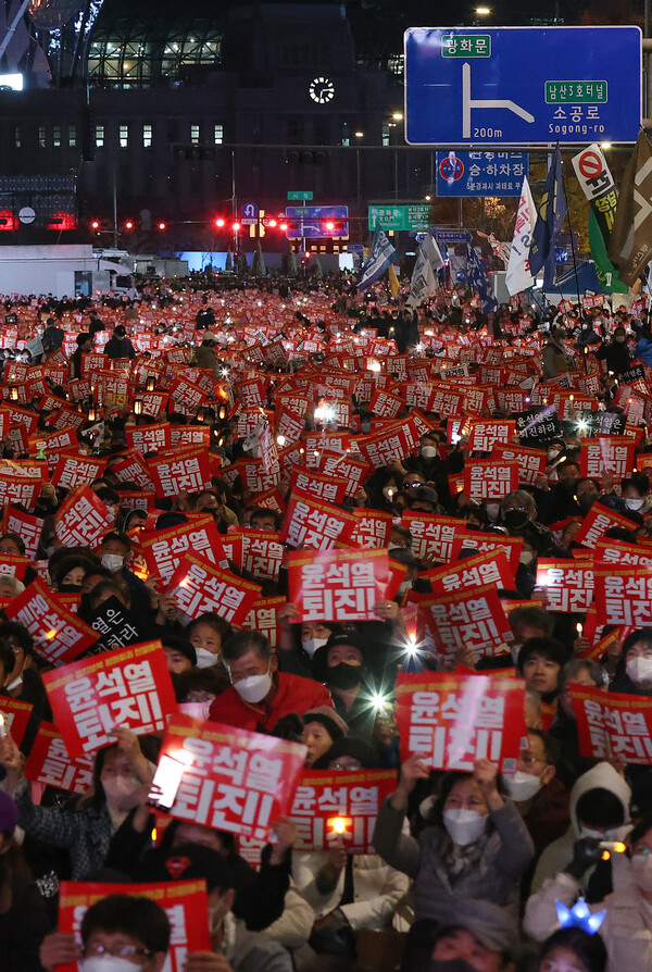 19일 오후 서울 중구 숭례문 인근에서 촛불전환행동 주최로 윤석열 정부의 퇴진을 요구하는 촛불집회가 열리고 있다. 2022.11.19 연합뉴스