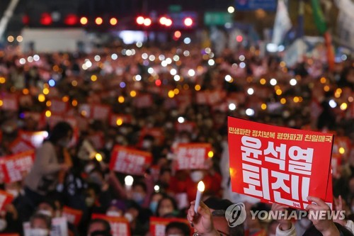 지난 19일 서울 중구 숭례문 인근에서 촛불전환행동 주최로 윤석열 정부의 퇴진을 요구하는 촛불집회가 열리고 있다. 2022.11.19. 연합뉴스