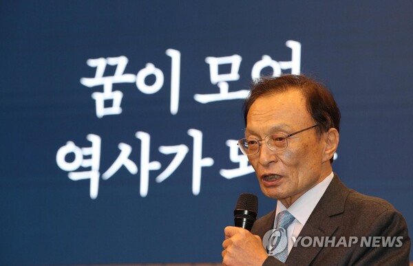 더불어민주당 상임고문인 이해찬 전 대표가 지난 10월 17일 오후 국회박물관에서 열린 자신의 회고록 '꿈이 모여 역사가 되다' 출판기념회에서 인사말을 하고 있다. 2022.10.17 연합뉴스‧국회사진기자단