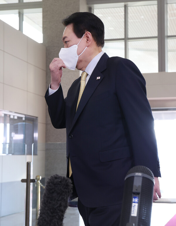 윤석열 대통령이 18일 오전 서울 용산 대통령실 청사로 출근, 기자들과 질의응답을 마친 뒤 집무실로 향하고 있다. 2022.11.18 연합뉴스