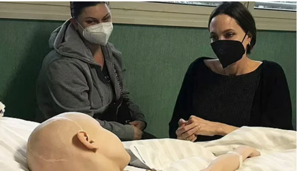 지난 3월 바티칸 어린이 병원을 찾아 우크라이나 난민 어린이 환자를 만나고 있는 안젤리나 졸리. 아이와 시선을 맞추고 있다.  제오 뉴스 홈페이지 캡처