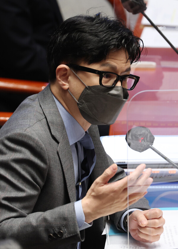 한동훈 법무부 장관이 15일 오전 국회에서 열린 예산결산특별위원회 전체회의에서 더불어민주당 주철현 의원의 질의에 답하고 있다. 2022.11.15 연합뉴스