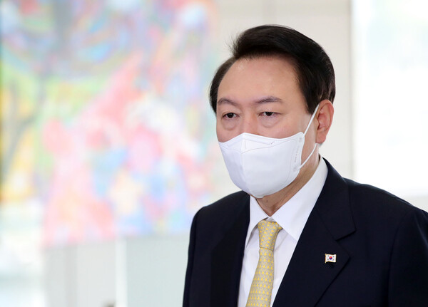 윤석열 대통령이 18일 오전 서울 용산 대통령실 청사로 출근, 기자들과 질의응답을 하고 있다. 2022.11.18 [대통령실통신사진기자단] 연합뉴스