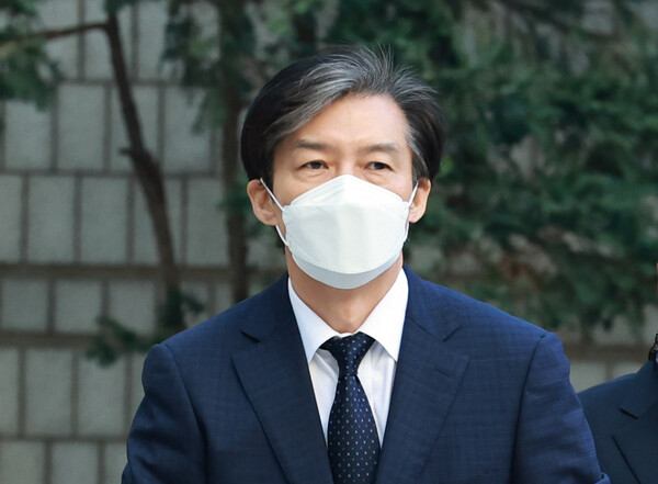 조국 전 법무부 장관이 18일 서울 서초구 서울중앙지방법원에서 열린 1심 속행 공판에 출석하고 있다. 2022.11.18 연합뉴스