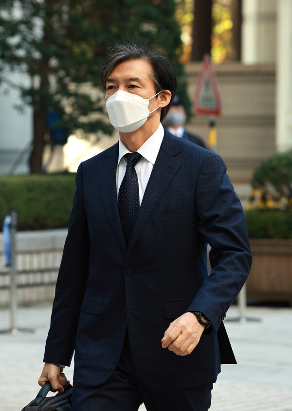 조국 전 법무부 장관이 18일 서울 서초구 서울중앙지방법원에서 열린 1심 속행 공판에 출석하고 있다. 2022.11.18 (사진=연합뉴스)