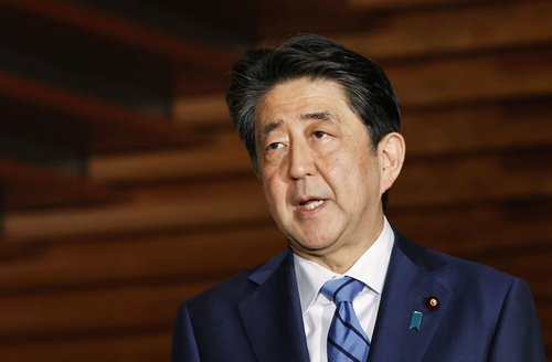 아베 신조 일본 총리가 18일(현지시간) 오후 일본 총리관저에서 취재진의 질문에 답하고 있다. 아베 총리는 검찰 길들이기라는 비판을 샀던 검찰청법 개정을 이번 정기국회 회기 중에는 보류하기로 이날 결정했다. 2020.5.19. 도쿄 교도연합뉴스