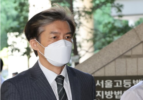 조국 전 법무부 장관이 9월 2일 아들 조O 씨 관련 서증조사가 진행된 공판에 참석하기 위해 법정으로 향하고 있다. 이날 공판에서 검찰은 가족 간 대화를 공개하고 허위 번역을 통한 허위 증거를 제시했다. 2022.9.2. 연합뉴스