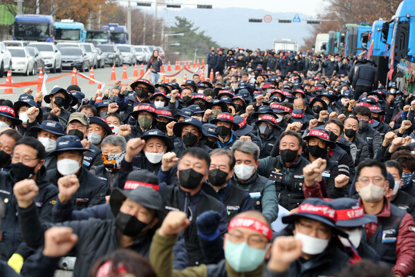 24일 경북 포항시 남구 오천읍 포항철강산업단지에서 열린 민주노총 공공운수노조 화물연대본부(화물연대) 포항지부 총파업 출정식에서 조합원들이 구호를 외치고 있다. 2022.11.24 연합뉴스