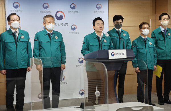 원희룡 국토교통부 장관이 24일 정부서울청사 브리핑실에서 이정식 고용노동부 장관, 한동훈 법무부 장관, 이상민 행안부 장관, 조승환 해양수산부 장관, 방문규 국무조정실장, 윤희근 경찰청장, 장영진 산업부 차관이 참석한 가운데 화물연대 운송거부 철회 촉구 담화문을 발표하고 있다. 2022.11.24 연합뉴스