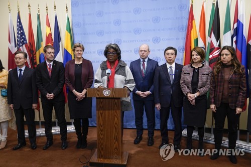 린다 토머스그린필드 유엔 주재 미국 대사(가운데)가 지난 21일 각국 대사들과 함께 북한의 륙간탄도미사일 발사를 규탄하는 성명을 발표하고 있다. 안보리 제재는 중국과 러시아의 거부권 행사로 무산됐다.  2022.11.21 AP연합뉴스