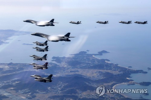 미 공군의 B-1B 랜서 전략폭격기 2대가(가운데) 각각 4대의 한국 공군 F-35 전투기와 미 공군 F-16 전투기와 함께 지난 5일 비질런트 스톰 훈련의 일환으로 한국 상공을 비행하고 있다. 2022..11.5 연합뉴스 