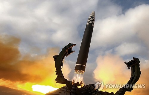 북한 화성-17형 미사일이 지난 18일 평양의 한 공항에서 발사되고 있다. 2022.11.19 연합뉴스