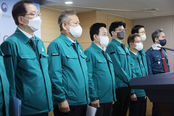 원희룡 국토교통부 장관과 이정식 고용노동부 장관, 한동훈 법무부 장관, 이상민 행안부 장관, 조승환 해양수산부 장관, 방문규 국무조정실장, 윤희근 경찰청장, 장영진 산업부 차관이 24일 정부서울청사 브리핑실에서 화물연대 운송거부 철회 촉구 담화문을 발표하기 위해 입장하고 있다. 2022.11.24. 연합뉴스