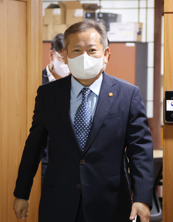 이상민 행정안전부 장관이 24일 정부서울청사에서 열린 기후변화 대비 재난관리체계 개선 전문가 자문회의에 참석하고 있다. 2022.11.24. 연합뉴스