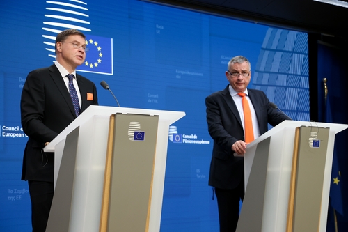 발디스 돔브로프스키스 EU 집행위원회 통상담당 집행위원(왼쪽)과 EU 순환의장국 체코의 요제프 시켈라 산업장관(오른쪽). 2022.11.25. 연합뉴스