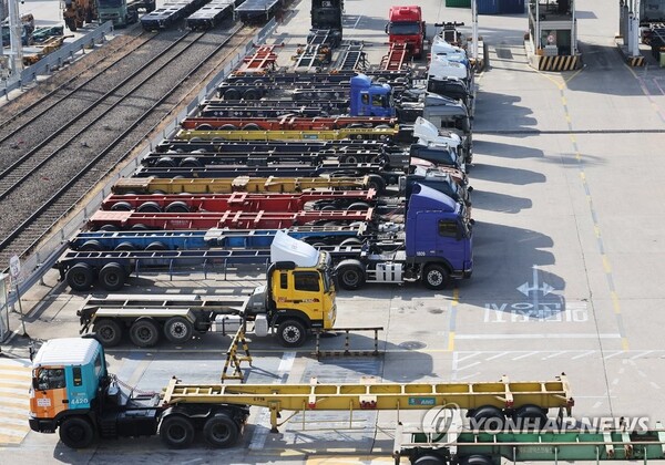 화물연대 총파업 닷새째인 28일 오전 경기도 의왕시 내륙컨테이너기지(ICD)에 화물차들이 멈춰 서있다. 2022.11.28 연합뉴스  