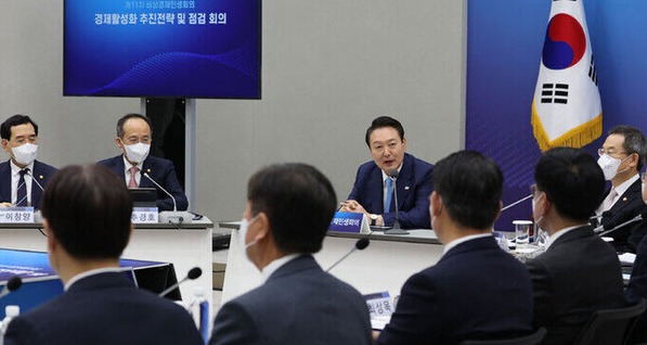 윤석열 대통령이 27일 제11차 비상경제민생회의를 주재한 자리에서 인사말을 하고 있다. 연합뉴스