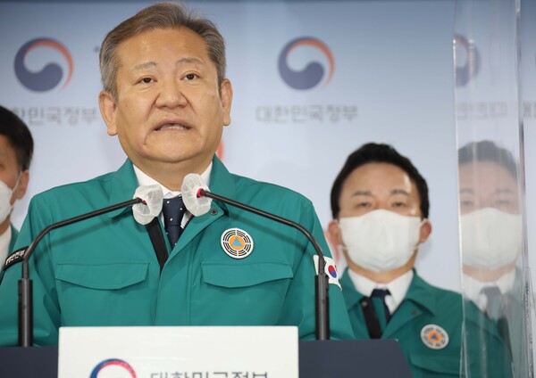 이상민 행정안전부 장관이 28일 정부서울청사 브리핑실에서 원희룡 국토교통부 장관과 윤희근 경찰청장 등이 참석한 가운데 열린 '화물연대 집단운송거부 중대본 회의'를 마치고 화물연대 집단운송거부에 따른 중대본 구성과 운영 부처별 대응 상황 및 향후 대응 방안 등을 발표하고 있다. 2022.11.28. 연합뉴스