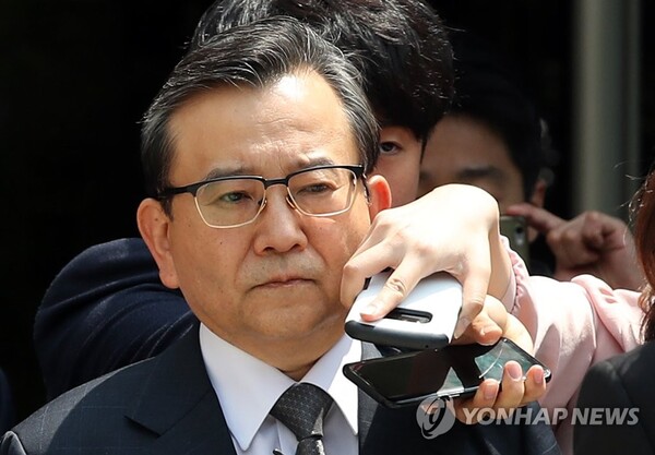 1억6천만원대 뇌물수수·성접대 혐의를 받는 김학의 전 법무부 차관이 2019년 5월 16일 서울중앙지법에서 열린 구속 전 피의자 심문(영장실질심사)을 마치고 법원을 나서고 있다. 2019.5.16. 연합뉴스