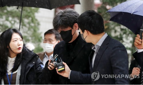 대장동 민간개발업자 남욱 씨가 28일 오후 서울 서초구 서울중앙지방법원에서 열린 대장동 개발 사업 로비·특혜 의혹을 받는 곽상도 전 국민의힘 의원 1심 속행 공판에 출석하고 있다. 2022.11.28. 연합뉴스