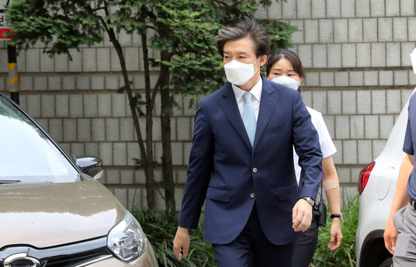 조국 전 법무부 장관이 2020년 6월 19일 열린 3차 공판에 참석하기 위해 서울중앙지법으로 들어서고 있다. 2020.6.19. 연합뉴스