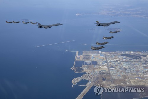 미 전략폭격기 B-1B 한반도 재전개한미 연합공중훈련 모습. 2022.11.19 연합뉴스
