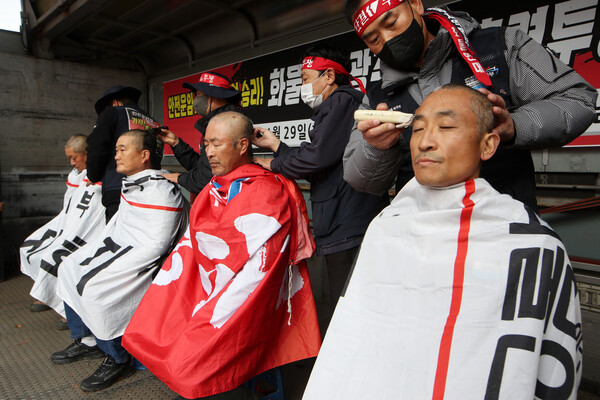 화물연대 총파업 엿새째인 29일 오후 광주 서구 기아 오토랜드 광주공장 남문 앞에서 열린 화물연대 광주본부 총력투쟁 결의대회에서 지도부가 삭발투쟁하고 있다. 2022.11.29. 연합뉴스