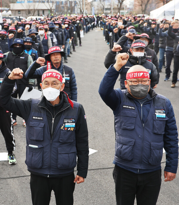 화물연대 파업 엿새째인 29일 오후 경기도 의왕시 내륙컨테이너기지(ICD) 인근 화물연대 서울경기지역본부에서 열린 총파업 투쟁 승리 결의대회에서 이봉주 화물연대 위원장과 이광재 화물연대 서울경기지역본부 본부장이 구호를 외치고 있다. 2022.11.29. 연합뉴스