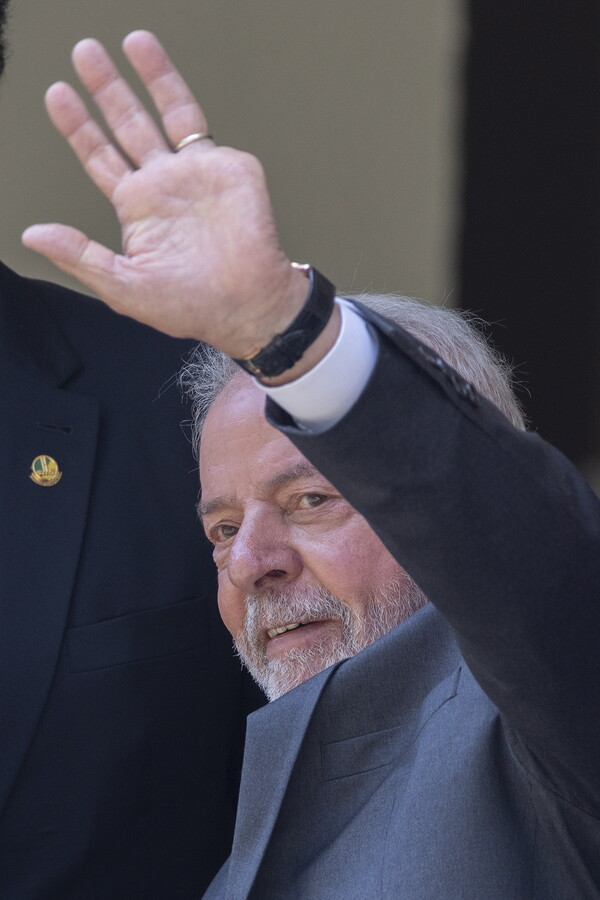 브라질 대선에서 재선에 성공한 루이스 이냐시오 룰라 다 실바 후보가 지난 11월 9일 상원을 방문한 자리에서 환호하는 지지자들에게 손을 흔들어 보이고 있다. EPA연합뉴스