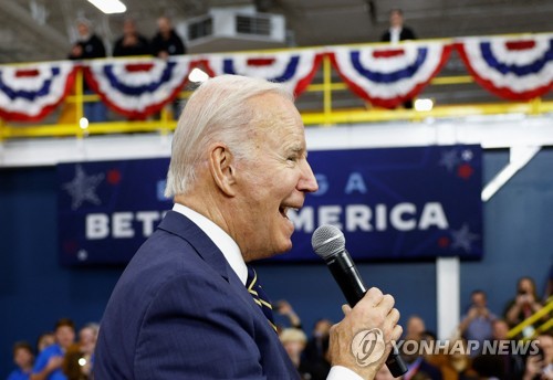 지난 29일 미국 미시건주 베이시티의 SK 실트론 공장을 찾은 조 바이든 미국 대통령이 미국 남자 축구 국가대표팀이 월드컵 예선에서 이란을 꺾었다는 낭보를 전하면서 파안대소하고 있다.  2022.11.30  로이터연합뉴스