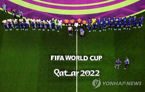 지난 29일 카타르 도하의 알 투마마 스타디움에서 월드컵 B조 마지막 경기에 나선 이란 대표팀(왼쪽)과 미국 대표팀 선수들이 경기 전 행사에 참가하고 있다. 2022.11.30  로이터연합뉴스