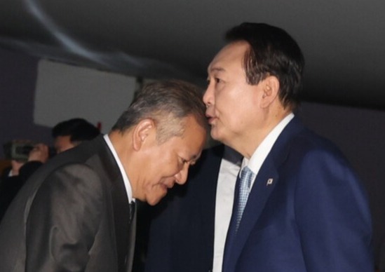 4박 6일간의 동남아 순방을 마친 윤석열 대통령이 16일 오전 성남 서울공항에 도착, 영접 나온 이상민 행안부 장관과 인사하고 있다. 2022.11.16. 연합뉴스