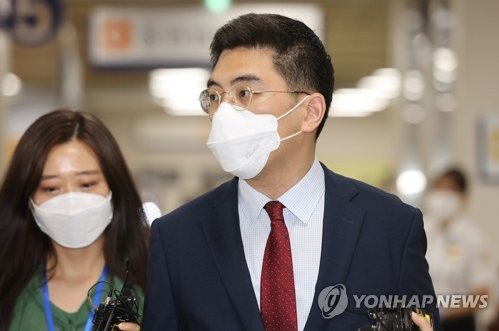 취재원에 대한 강요미수 혐의를 받는 이동재 전 채널A 기자가 2021년 7월 16일 서울중앙지법에서 열린 1심 선고 공판에 출석하고 있다. 2021.7.16 연합뉴스