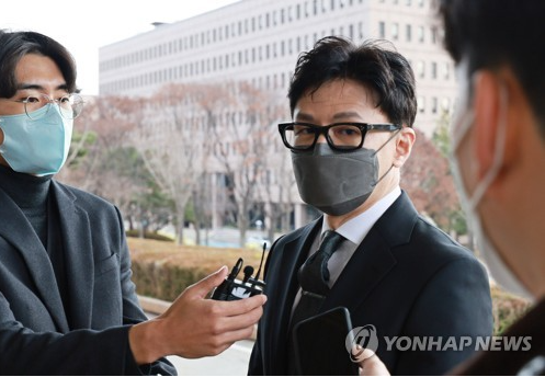 한동훈 법무부 장관이 28일 오전 정부과천청사 법무부로 출근하며 취재진 질문에 답하고 있다. 2022.11.28(사진=연합뉴스)