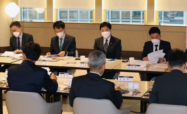 김주현 금융위원장이 1일 오전 서울 중구 은행연합회관에서 5대 금융지주 회장들과 간담회를 하고 있다. 연합뉴스