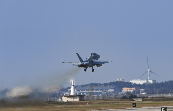 지난 10월 31일부터 11월 5일까지 실시된 한미 공군 연합공중훈련 비질런트 스톰에 참가한 미공군 FA-18 전투기가 군산기지에서 이륙하고 있다. 2022.11.1  연합뉴스