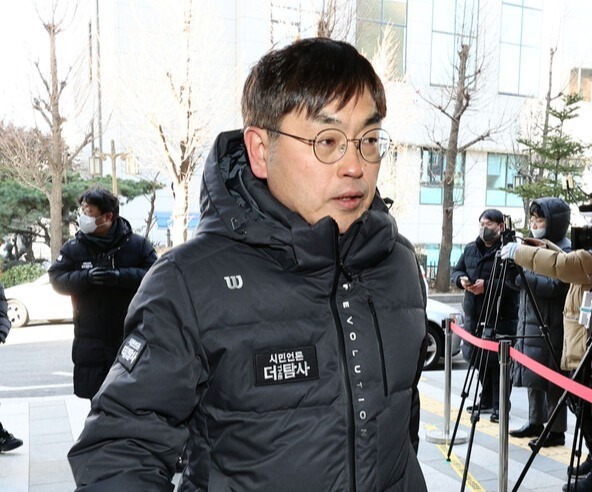 한동훈 법무부 장관의 주거지를 무단 침입했다는 혐의로 고소당한 '시민언론 더탐사'의 강진구 공동대표가 14일 오후 서울경찰청 반부패·공공범죄수사대에 조사를 받기 위해 출석하고 있다. 2022.12.14. 연합뉴스